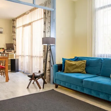 Vibrant And Flat In Karsiyaka Near Sea * 伊兹密尔