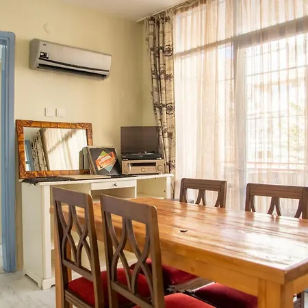 Vibrant And Flat In Karsiyaka Near Sea *